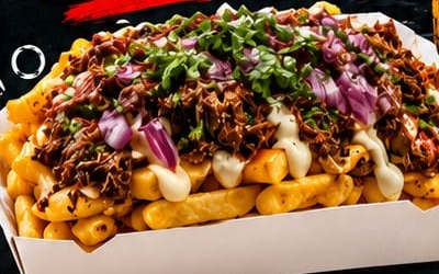 Papas con Mechada y Cebolla Caramelizada